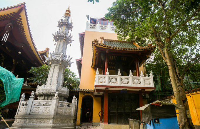 Phía dưới chánh điện là phòng giảng kinh thuyết pháp; đối xứng hai bên là Ðông đường và Tây đường, nơi tiếp khách, nghỉ ngơi của các tăng ni.