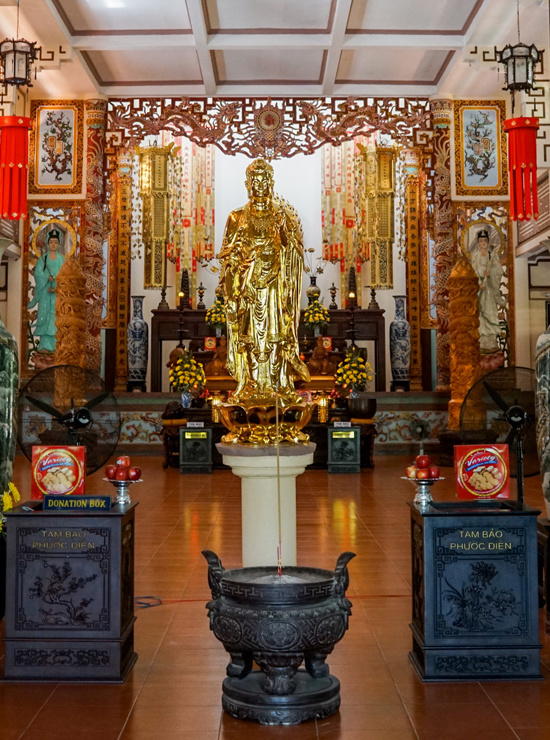 Không gian chánh điện chùa Long Sơn Nha Trang rộng rãi và thanh tịnh