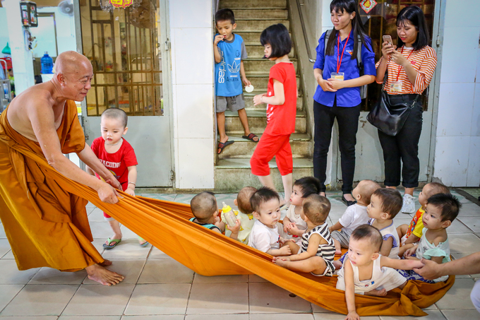 Chùa năm không Sài Gòn chăm sóc trẻ em