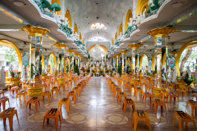 Bên trong chánh điện chùa là dãy tượng thập bát La Hán, ở chính giữa là Đức Phật Thích Ca Mâu Ni bằng đá cẩm thạch. Hai bên mái vòm thiết kế cách điệu hình hoa sen, thông với trời. Đây là nơi tụng kinh, tham thiền của các nhà sư, tăng ni và phật tử.