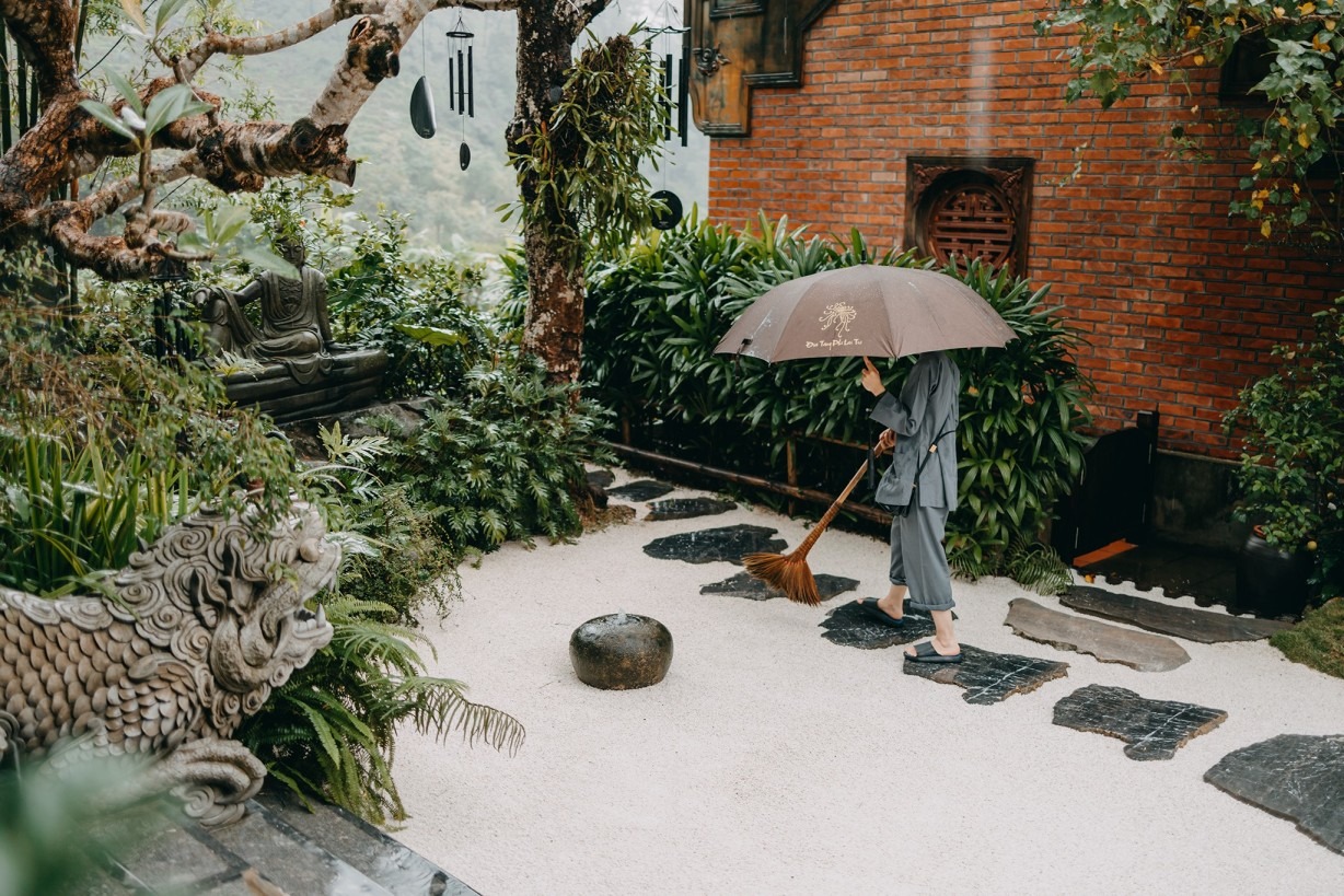 Sân sỏi trắng độc đáo tại chùa Địa Tạng Phi Lai