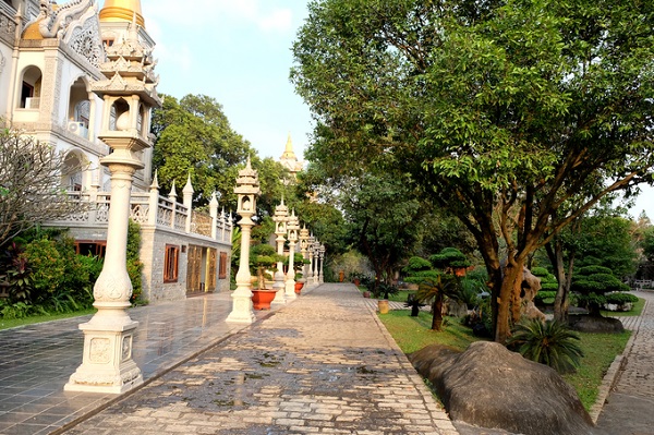 Diện tích rộng cho phép các hành lang được xây thông thoáng bên cạnh những tán cây xanh.