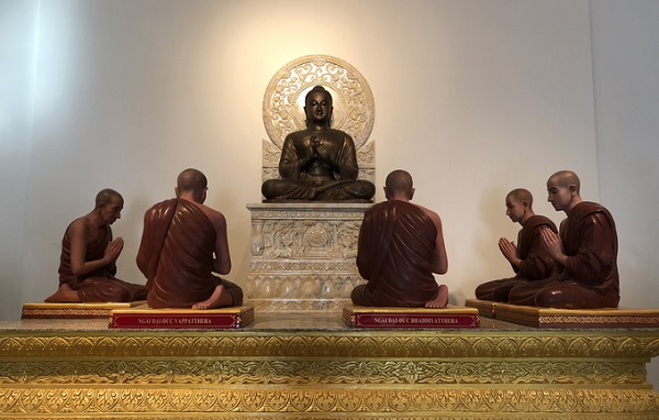 Ngôi chùa đẹp như tranh ở ngoại ô Sài Gòn  Theo hệ Phật giáo nguyên thủy Nam tông nên trong chùa, dễ thấy chỉ có tượng Phật Thích Ca, chùa cũng không nghi ngút nhang khói như các chùa Bắc phái.