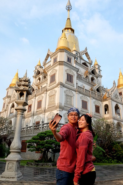 Đỉnh tháp sơn vàng và cấu trúc của tòa tháp giống với một số ngôi chùa ở Thái Lan nên nhiều người quen gọi chùa Bửu Long là chùa Thái Lan mà không biết ngôi chùa là của người Việt. Không chỉ Phật tử có tuổi, vẻ đẹp của ngôi chùa còn thu hút các bạn trẻ đến tham quan.