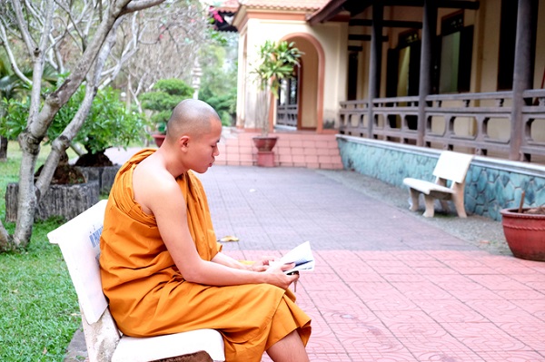 Chư tăng Nam tông thường sáng ăn cháo, trưa dùng ngọ (bữa cơm chính trong ngày). Truyền thống Phật giáo không ăn chay thuần túy như Phật giáo Bắc tông, mà đuợc phép dùng mặn, nhưng phải hợp thời, không thấy, không nghi và không nghe (thấy) sinh vật bị giết vì mình.