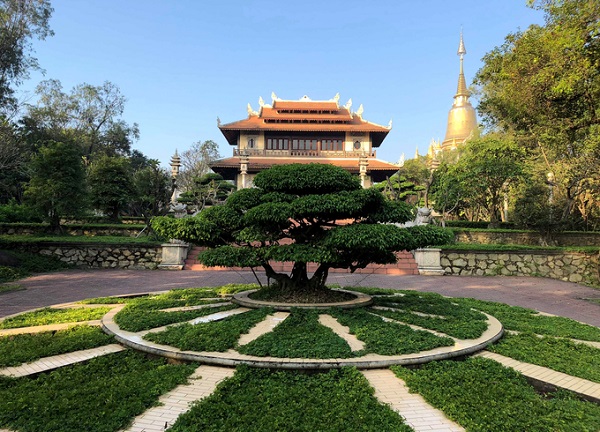 Do tên trùng nên chùa Bửu Long quận 9 hay bị nhầm với một khu du lịch tên Bửu Long ở Biên Hòa, nơi cũng có ngôi chùa nhưng mang tên Bửu Đức. Chùa Bửu Long cách trung tâm TP HCM khoảng 23 km. Nếu từ hầm Thủ Thiêm, khách đi thẳng đường Mai Chí Thọ, rẽ phải vào đường Nguyễn Thị Định, vừa xuống cầu Giồng Ông Tố thì quẹo ngay bên trái vào đường Nguyễn Duy Trinh, chạy mãi thì Nguyễn Duy Trinh thành đường Nguyễn Xiển, cuối đường Nguyễn Xiển quẹo phải chạy khoảng 4 km (cũng là đường Nguyễn Xiển) thì thấy chùa bên tay trái.
