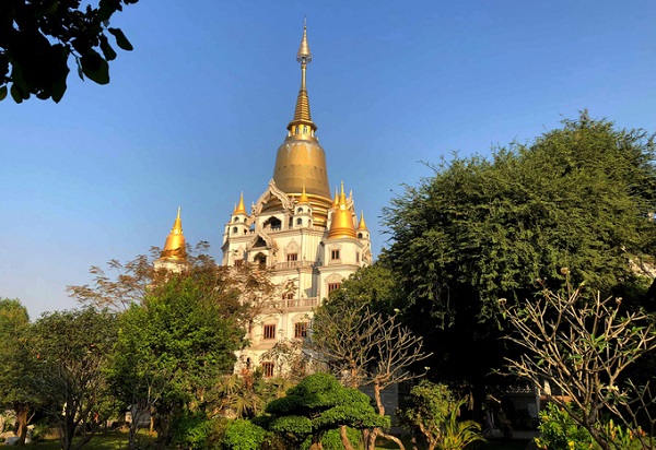 Du khách hướng Nhà Bè, quận 7, các tỉnh miền Tây nên đi đường Nguyễn Văn Linh, lên cầu Phú Mỹ, đến ngã tư đường Nguyễn Duy Trinh thì quẹo phải chạy thẳng, chừng vài cây số thì đường Nguyễn Duy Trinh thành đường Nguyễn Xiển, cuối đường quẹo phải chạy 4 km thì đến. Người ở các tỉnh miền Đông, Thủ Đức, Hóc Môn, Củ Chi, nên tìm cách đến đường Nguyễn Văn Việt, chạy đến hết đường về phía quận 9 thì quẹo phải vào đường Nguyễn Văn Tăng, chạy khoảng hơn 1 km thì Nguyễn Văn Tăng thành Nguyễn Xiển và đi thêm 4 km nữa là đến. Lưu ý nên đi buổi sáng để ngắm chùa đẹp hơn.