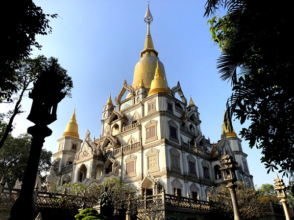 Năm 2007, đại bảo tháp Gotama Cetiya, nơi tôn thờ xá lợi Phật và chư đại thánh tăng được xây trên 2.000 m2, cao khoảng 70 m so với mặt biển. Tháp được xây dựng theo nét của văn hóa Phù Nam. Đến năm 2010 thì hoàn tất. Đây cũng công trình gây tiếng vang sau khi khánh thành.