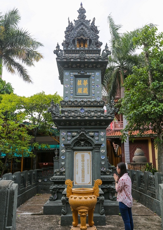 Tháp tổ Hồng Hưng chùa Giác Lâm gắn hơn 1000 đĩa trang trí