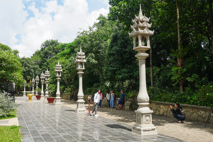 Khuôn viên rộng của Chùa Bửu Long quận 9
