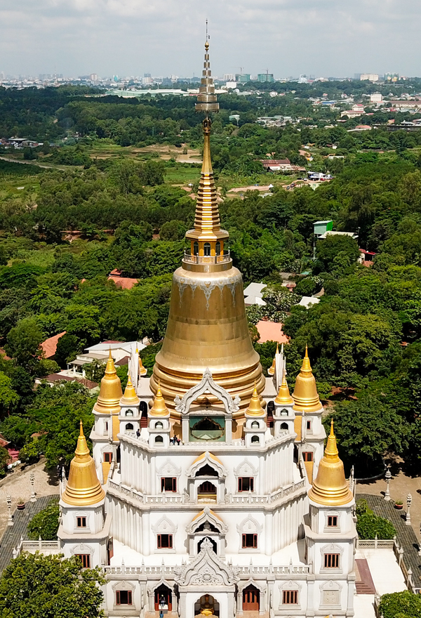 Bảo tháp Gotama Cetiya tại Chùa Bửu Long cao 70m