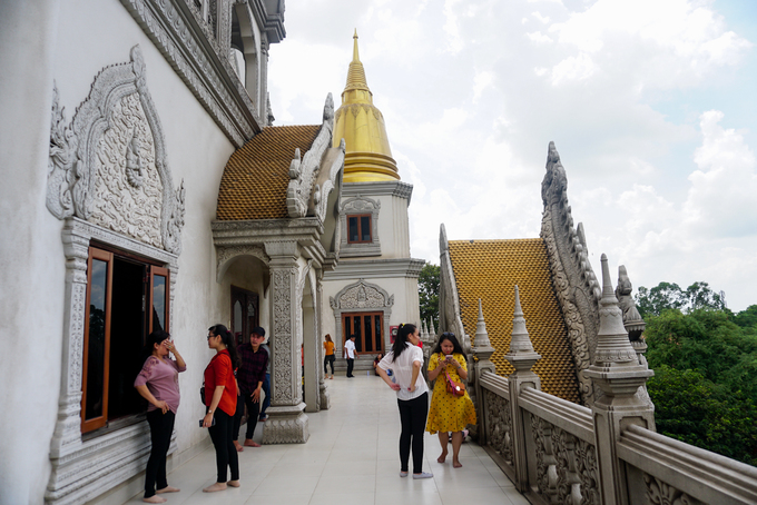 Do có đỉnh tháp sơn vàng và cấu trúc của tòa tháp giống với một số ngôi chùa ở Thái Lan nên nhiều người quen gọi chùa Bửu Long là chùa Thái Lan. Chùa thường xuyên đông khách tham quan, chụp hình nhất là dịp cuối tuần.