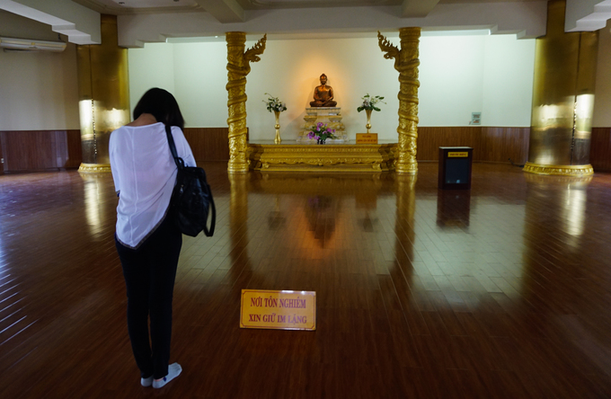 Theo hệ Phật giáo nguyên thủy Nam tông nên trong chùa chỉ có tượng Phật Thích Ca và không bao giờ thắp nhang như các chùa hệ phái khác.