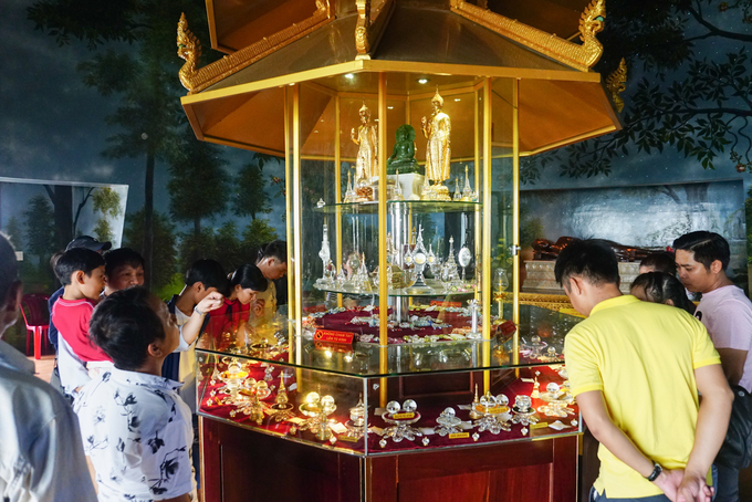 Gotama Cetiya là ngôi bảo tháp có quy mô lớn nhất Việt Nam với 5 tháp lớn nhỏ, tháp chính điện ở trung tâm cao và lớn nhất với 7 tầng. Bảo tháp Gotama Cetiya nhìn từ phía trước và sau đều cho thấy nét kiến trúc đối xứng, hài hòa.