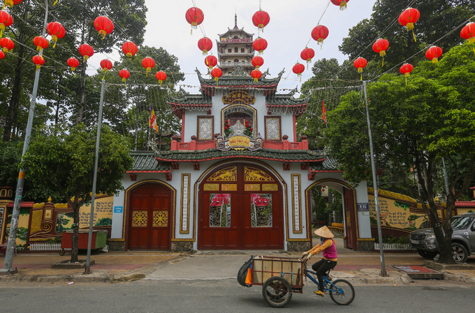 Chùa Pháp Vân Sài Gòn với cổng tam quan đồ sộ