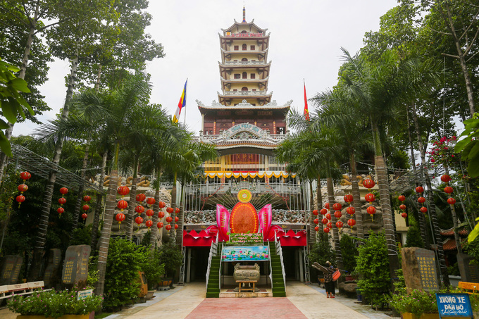 Tòa tháp 14 tầng tại Chùa Pháp Vân Sài Gòn