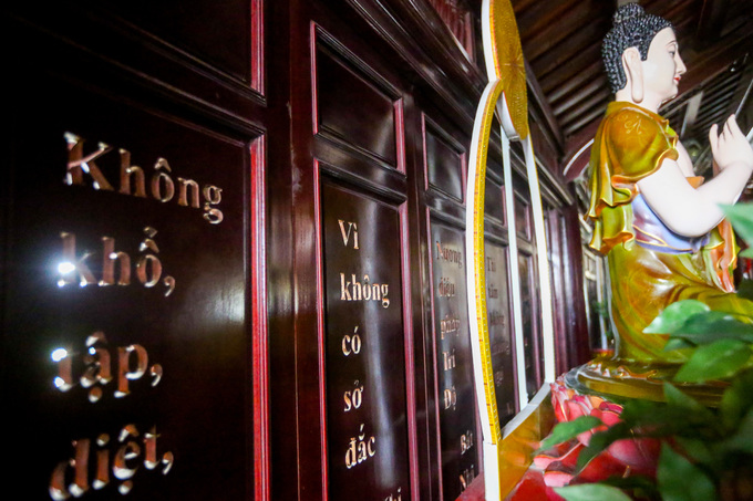 Tầng 5 của bảo tháp bài trí nhiều tượng Phật, phía sau tượng là bộ cửa bằng gỗ sao. Trên các cửa đều được khắc những dòng Kinh Bát nhã.  Năm 2017, công trình này được công nhận kỷ lục Việt Nam là "Kinh Bát nhã bằng tiếng Việt (bản dịch của Thiền sư Thích Nhất Hạnh) được khắc lộng vào bộ cửa bằng gỗ sao lớn nhất".