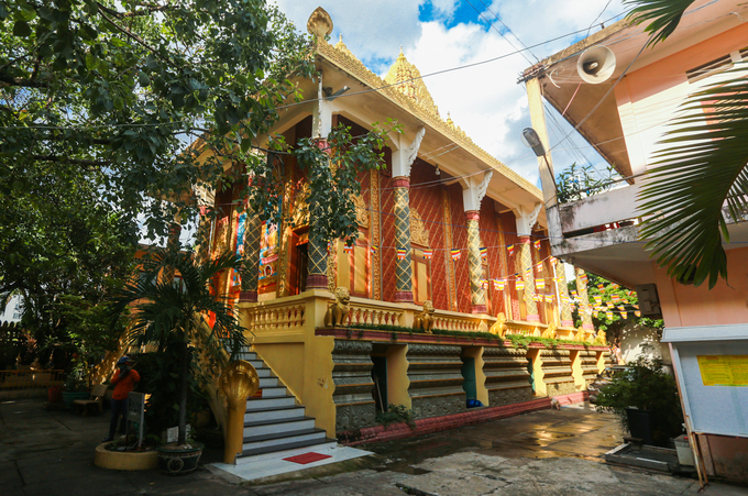 Chánh điện chùa Chantarangsay Sài Gòn gồm hai tầng