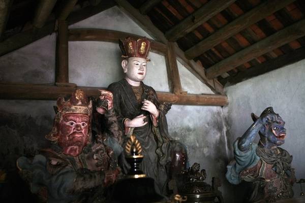 Ban thờ Đức Thánh Hiền uy nghiêm