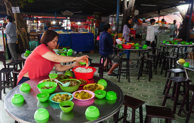 Mỗi buổi trưa, khách viếng chùa đều được miễn phí cơm chay do Phật tử nhà chùa nấu.  "Tôi đã đến chùa Phước Long nhiều lần, những ngày rằm, lễ tết là cùng cả nhà. Chùa nằm ở giữa sông nên không khí nơi đây rất thoáng đãng. Từ khi được xây dựng lại, ngôi chùa càng trở nên uy nghiêm đẹp đẽ hơn", chị Thoa (Biên Hòa, Đồng Nai) chia sẻ.