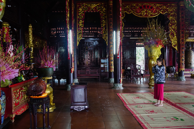 Bên trong chánh điện gồm ba gian với kết cấu chính là gỗ. Màu nâu gụ của gỗ, các cột kèo, mái sơn son thếp vàng càng làm không gian thêm phần cổ kính.