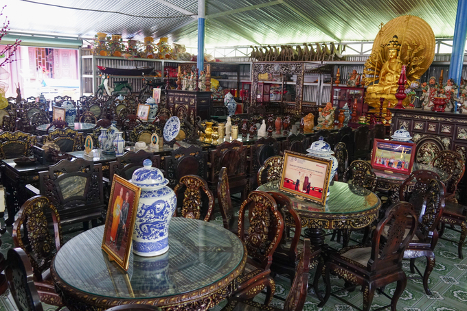 Ngoài ra, hầu hết vật dụng như bàn ghế, tủ thờ, chân đèn dầu, lư… trong chùa cũng đều bằng gỗ. Nhiều nhất có thể kể đến các bộ bàn gỗ được điêu khắc tinh xảo. Nhà chùa dành hẳn một không gian rộng để trưng bày những món đồ này.