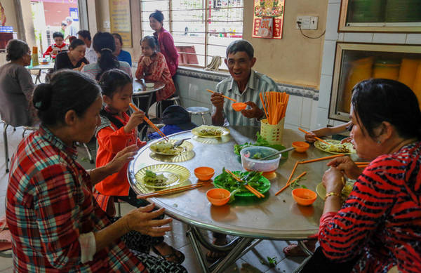 Khu nhà ăn rộng rãi, dành cho du khách ngồi nghỉ ngơi và thưởng thức bánh. Tại đây, du khách cũng có thể quyên góp tiền vào thùng từ thiện.