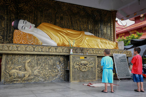 Một góc khuôn viên chùa để du khách tham quan, vãn cảnh.
