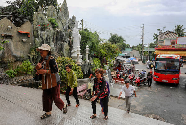 Ngôi chùa nằm ven quốc lộ 91, thuận tiện cho du khách thập phương viếng thăm vào ngày cuối tuần.