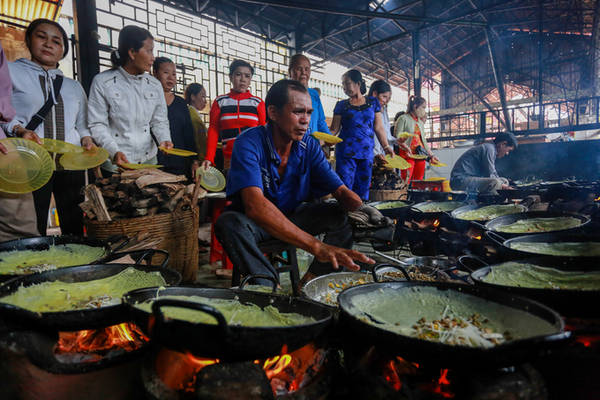 Cũng theo ông Tám, hiện chùa có hơn 10 người tình nguyện làm bánh xèo chay. “Bếp lúc nào cũng có 2-3 người đổ bánh và 3 người thay thế để phục vụ nhu cầu của phật tử, du khách”, ông Tám nói.