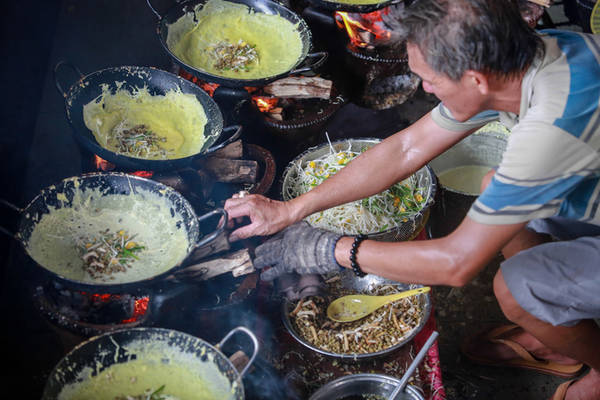 Cứ 5 đến 10 phút, các đầu bếp cho ra lò những chiếc bánh.