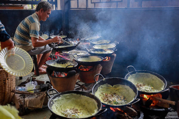 Nhiều thực khách hồ hởi chờ bánh ra lò.