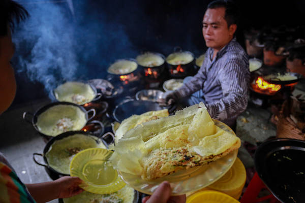 Ngày thường, chùa chỉ đổ hai giàn chảo với khoảng 300 chiếc bánh, vào ngày cuối tuần phải huy động 3-4 giàn chảo. Kinh phí đổ bánh do các phật tử tự nguyện đóng góp.
