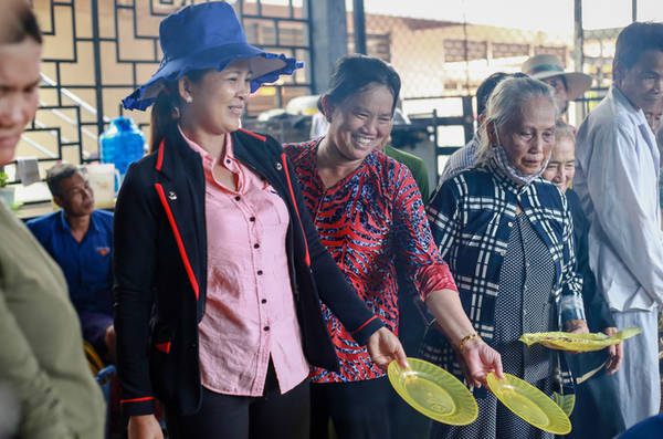 Thực khách thưởng thức bánh chỉ việc xếp hàng vòng quanh các giàn chảo, đầu bếp sẽ đổ bánh vào đĩa cho từng người.