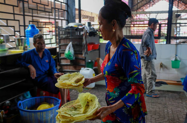 “Bánh xèo chay ở đây rất ngon. Năm nào đi về An Giang, tôi cũng ghé thăm chùa để thưởng thức món này”, bà Như, quê ở Cần Thơ, cho biết.