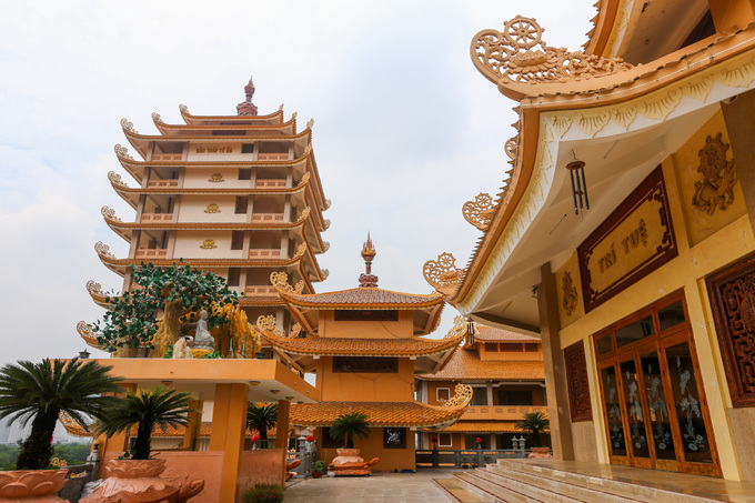Tháp nhỏ quanh chánh điện Pháp viện Minh Đăng Quang
