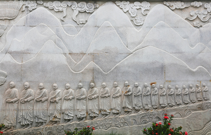 Tranh khắc tại Pháp viện Minh Đăng Quang