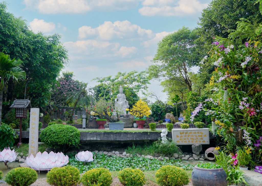 Tượng Quan Thế Âm Bồ Tát tại tu viện Khánh An