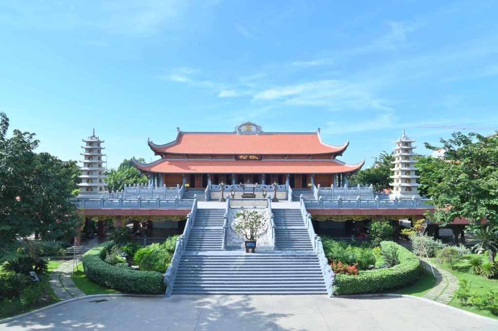 Không gian bên trong tu viện Vĩnh Nghiêm