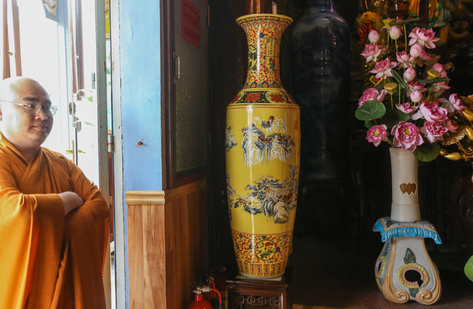 Bình gốm lớn tại chánh điện chùa Pháp Hoa