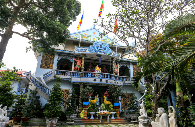 Chùa Pháp Hoa được xây dựng từ năm 1928, tọa lạc trong một con hẻm trên đường Thích Quảng Đức (quận Phú Nhuận, TP HCM). Chùa theo hệ phái Phật giáo Bắc tông.  Trước đây chùa giản dị với mái lợp tranh. Sau đợt trùng tu lớn vào năm 1993, chùa có quy mô như hiện tại với chánh điện, trai đường, tháp Đa Bảo, phòng khám bệnh cùng nhiều tượng Phật...