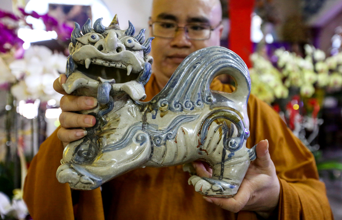 Chùa còn nhiều đồ gốm khác như các bức tượng Phật, chân đèn, ấm chén... Trong đó, nổi bật là hai con nghê do các nghệ nhân Việt chế tác cách đây hai thế kỷ.