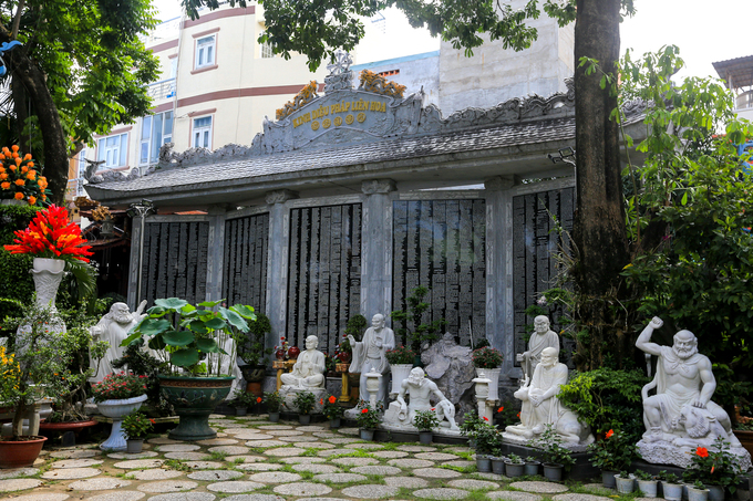 Ngoài ra, ngôi chùa còn sở hữu kỷ lục với bộ Kinh Diệu Pháp Liên Hoa khắc trên đá đầu tiên tại Việt Nam. Bộ kinh gần 70.000 chữ Việt ngữ được sắp xếp bố cục hài hòa, chữ màu trắng khắc trên nền đen của đá granite.  Năm 2015, Chùa Pháp Hoa được công nhận di tích lịch sử tại TP HCM.
