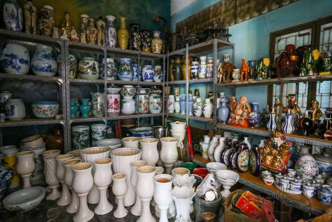 Phần lớn những chiếc bình đủ màu sắc, hoa văn, kích thước, niên đại... được nhà chùa bảo quản ở trong kho.