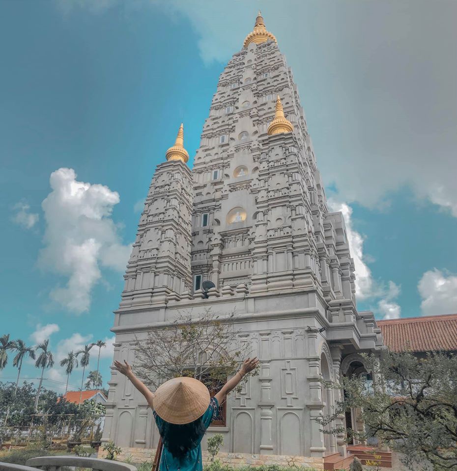 ngoi-chua-so-huu-kien-truc-tuyet-dep-giua-long-co-do-hue-ivivu-2 ngoi-chua-so-huu-kien-truc-tuyet-dep-giua-long-co-do-hue-ivivu-2