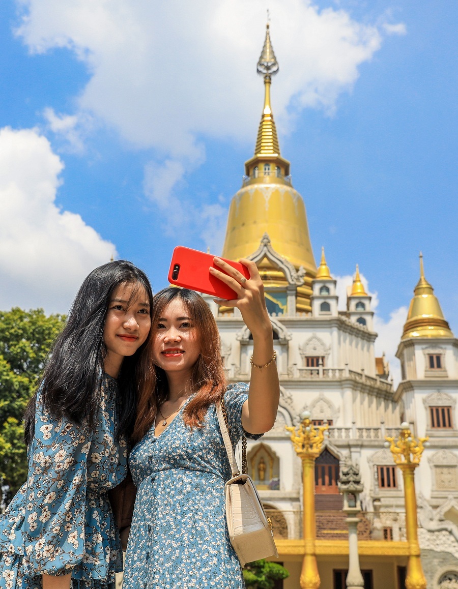 Du khách chụp ảnh tại Chùa Bửu Long Sài Gòn