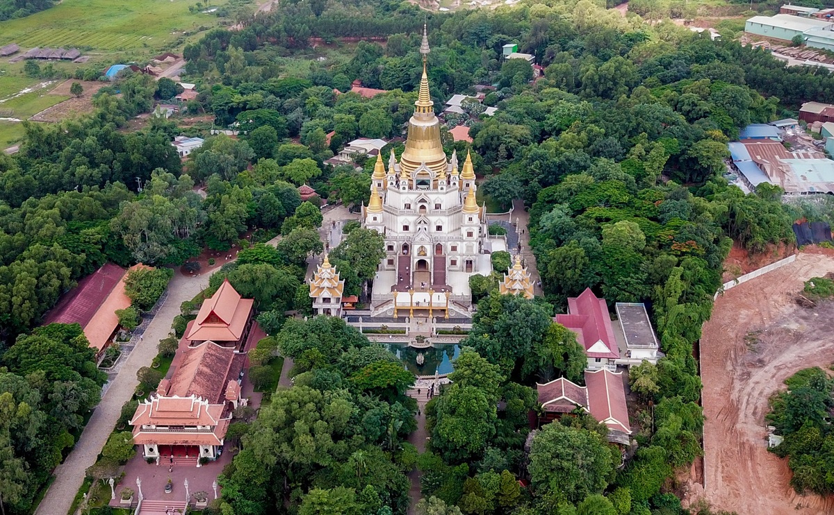 Toàn cảnh Chùa Bửu Long nằm trên đồi ven sông Đồng Nai