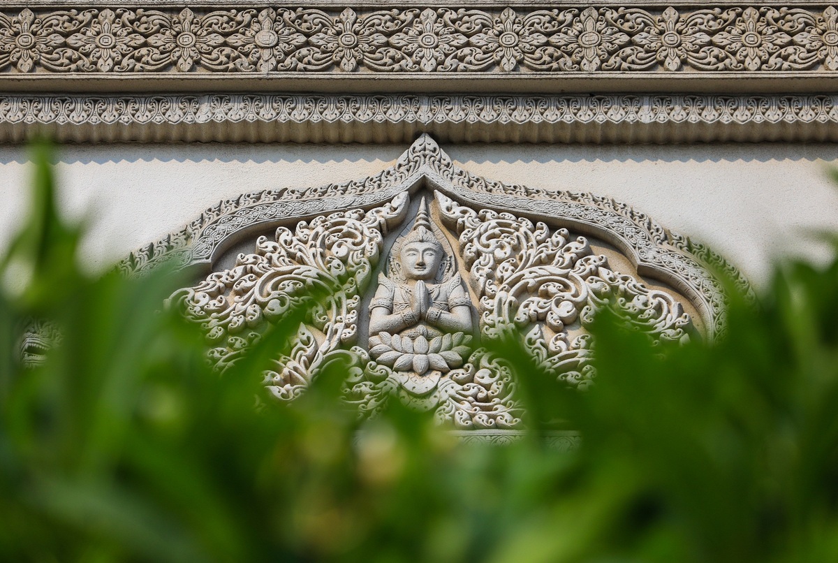 Phù điêu hoa sen và bánh xe pháp luân tại Chùa Bửu Long