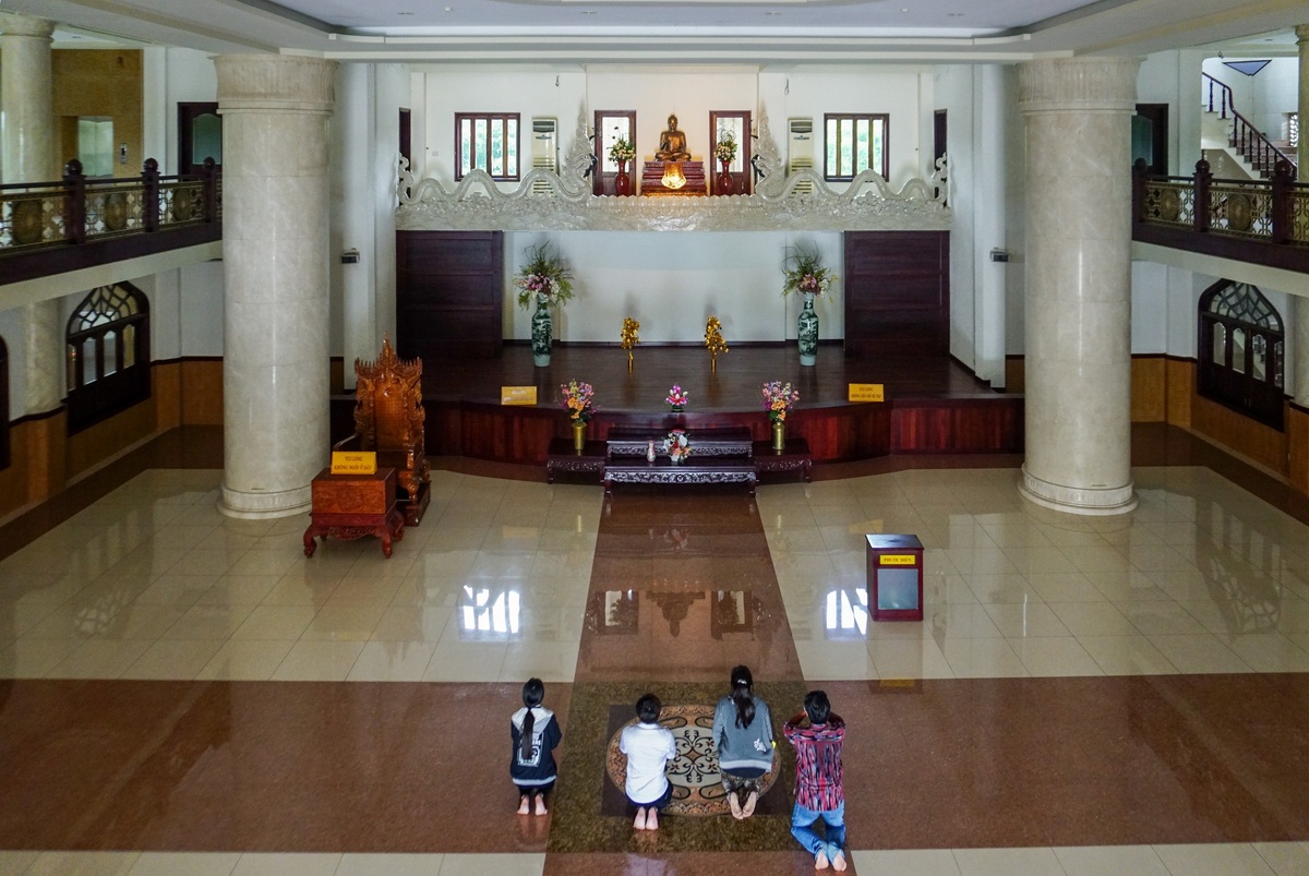Chánh điện rộng rãi bên trong bảo tháp Chùa Bửu Long