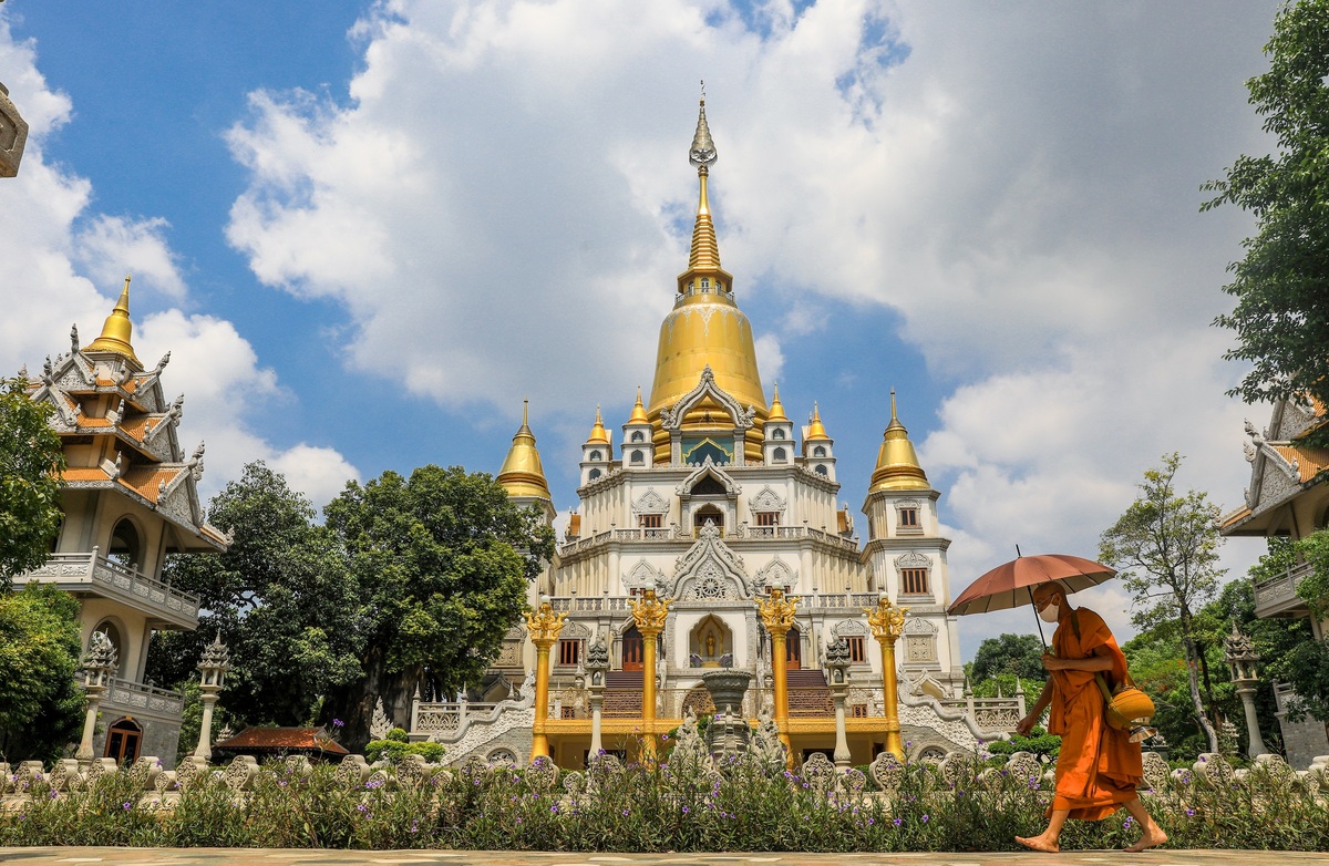 Chùa Bửu Long (hay còn gọi là Thiền viện Tổ đình Bửu Long) tọa lạc ở quận 9, cách trung tâm thành phố khoảng 20 km. Chùa xây dựng năm 1943, đến năm 2007 được trùng tu quy mô trong 5 năm. Năm 2019 chùa được tạp chí Mỹ National Geographic đưa vào danh sách 20 kiến trúc Phật giáo đặc sắc nhất thế giới.  Chùa theo hệ Phật giáo nguyên thủy Nam tông, có lối kiến trúc đặc trưng của các chùa Thái Lan, Ấn Độ và kết hợp cùng nét kiến trúc các chùa thời Nguyễn tạo nên vẻ đẹp độc đáo. Điểm nhấn của ngôi chùa là Bảo tháp Gotama Cetiya xây từ năm 2007, rộng trên 2.000 m2, hoàn thành sau 6 năm.